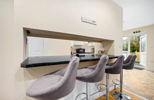 Birmingham House | Harborne House 4 bedroom Contractor Qe Hospital