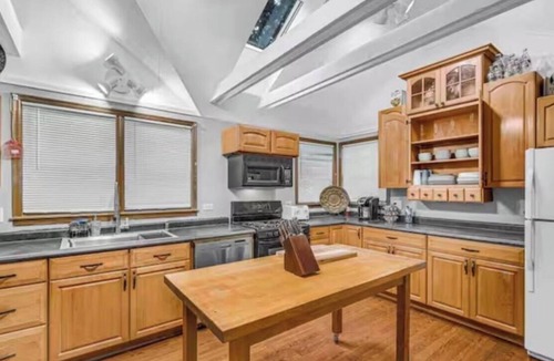 Gary House | Hardrock Hide-Away! 5-bedroom house with 5 queen beds. Close to Casino