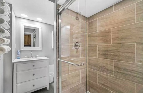 Gary House | Hardrock Hide-Away! 5-bedroom house with 5 queen beds. Close to Casino