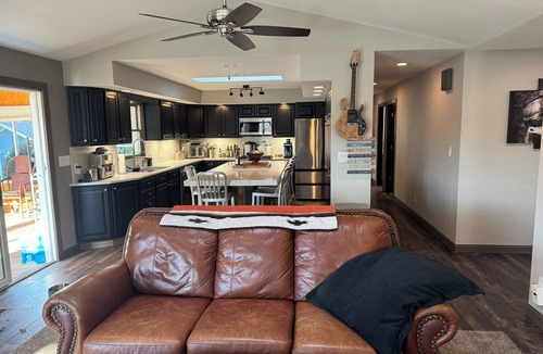 Twin Lakes House | Harrys Lake front, jacuzzi, sunset Dream Home!