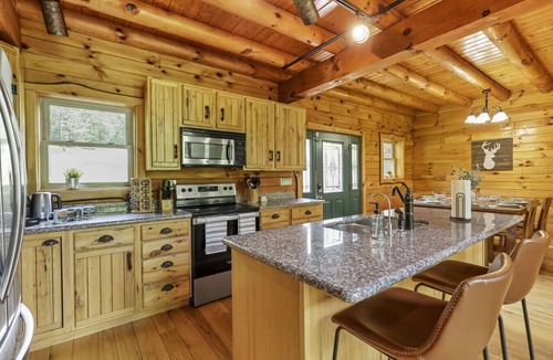 Logan Cabin | Heated Spa Pool Golf Sim Huge Game Room Hot Tub Cabin in Hocking Hills