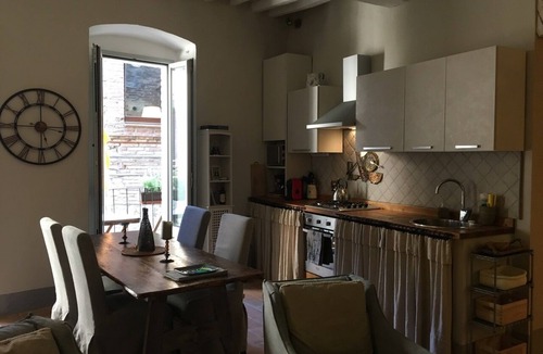 Todi Apartment | Highly Rated - Stylish, self-contained apartment in central Todi