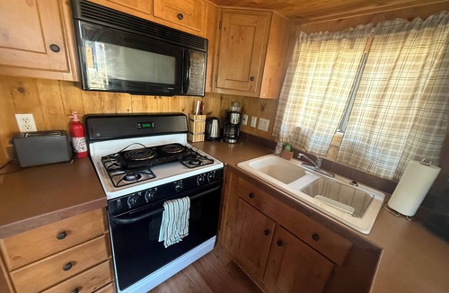 Kaweah Cabin | Hikers Paradise inside the Gate of Sequai Natl Park with Wi-Fi