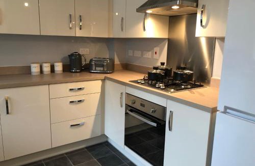 Brierley Hill House | Hill House - 5 Mins Merry Hill - Perfect for Contractors & Families