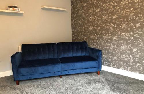 Brierley Hill House | Hill House - 5 Mins Merry Hill - Perfect for Contractors & Families
