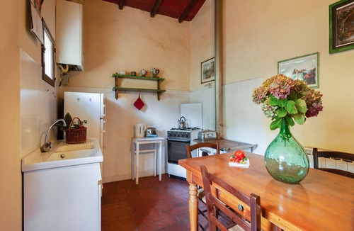 Castelfranco di Sopra House | Hillside Retreat with a View