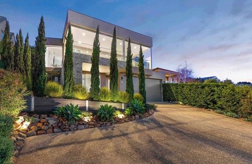 Mount Martha House | Hillside Luxe | Spa & Bay Views