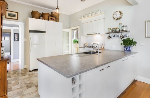 Flora Hill House | HogmortHomes 4BR 2km CBD Family & Pet Friendly