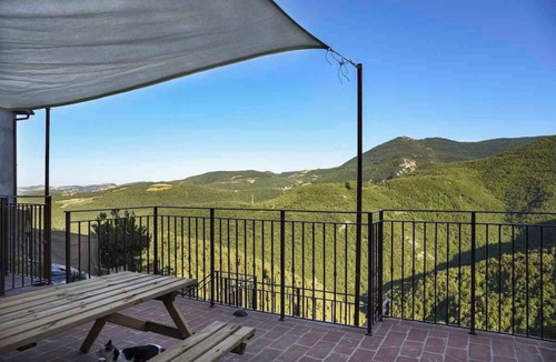 Fabriano House | Holiday cottage with terrace