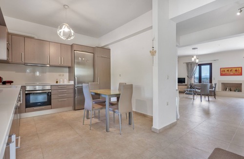 Heraklion House | Holiday Home 'Ariadni's Maisonette' with Mountain View, Wi-Fi and Air Conditioning