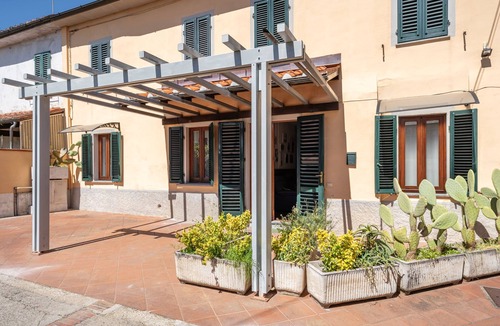 Pieve a Nievole House | Holiday Home 'Casa Dei Pini Pieve A Nievole' with Private Garden and Wi-Fi