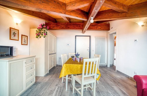 Valfabbrica House | Holiday Home "Le More - Casa Zoe" with Shared Garden and Wi-Fi