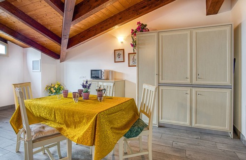 Valfabbrica House | Holiday Home "Le More - Casa Zoe" with Shared Garden and Wi-Fi