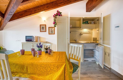 Valfabbrica House | Holiday Home "Le More - Casa Zoe" with Shared Garden and Wi-Fi