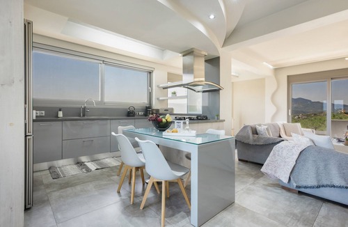 Heraklion House | Holiday Home 'Peaceful House' with Mountain View, Wi-Fi and Air Conditioning