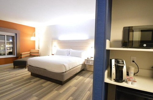 Perrysburg Hotel | Holiday Inn Express & Suites Toledo South - Perrysburg by IHG