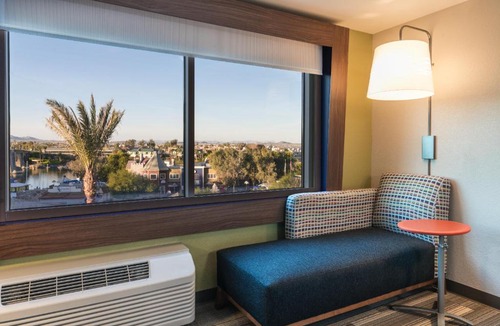 Lake Havasu City Hotel | Holiday Inn Express & Suites Lake Havasu - London Bridge by IHG