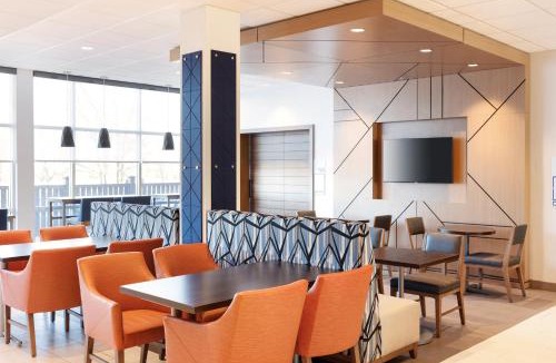 Plainwell Hotel | Holiday Inn Express & Suites Plainwell by IHG
