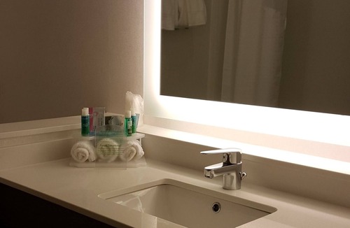 Toledo Hotel | Holiday Inn Express & Suites Toledo West by IHG