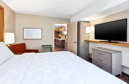 Perrysburg Hotel | Holiday Inn & Suites Toledo Southwest - Perrysburg by IHG