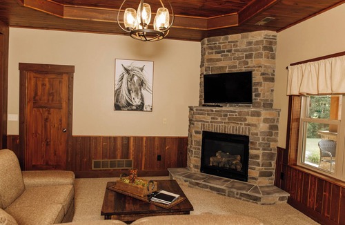 Dundee Cabin | Horse Haven Suite: Luxury Suite in Amish Country, Ohio.