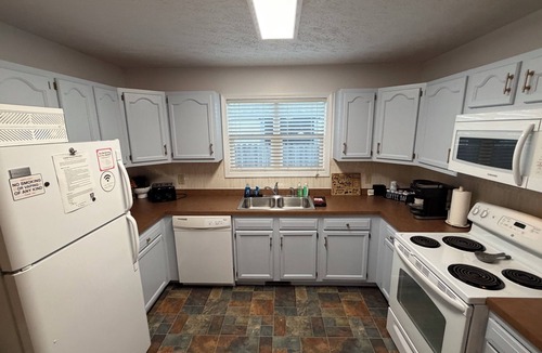 Geneva-on-the-Lake House | Hot Tub · Fire Pit · Arcade | Sleeps 8 | Walk to the Strip | GOTL