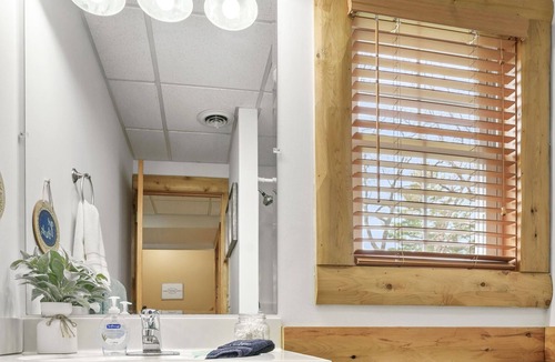 Higgins Lake Cottage | HOT TUB☀️Ping Pong 💓pets☀️family fun!