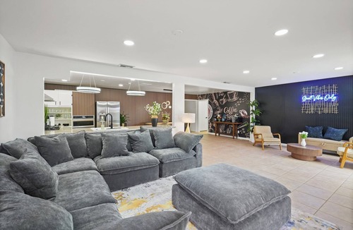 East Hemet House | Hot tub - Pool - Firepit - Game Room - Sleeps 14 - Hemet Summer Retreat!