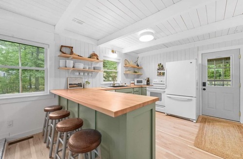 Higgins Lake House | Hot Tub, Spa Bath, Dog Friendly, Modern Farmhouse