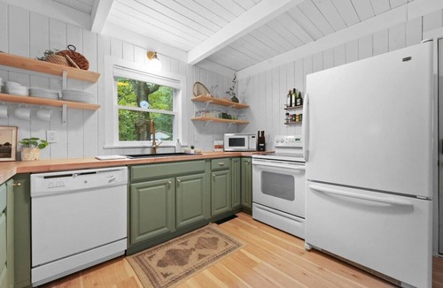 Higgins Lake House | Hot Tub, Spa Bath, Dog Friendly, Modern Farmhouse