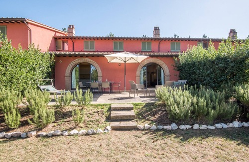 Trequanda Villa | Hotel Apartment "Villa Limone" with Shared Pool & Wi-Fi