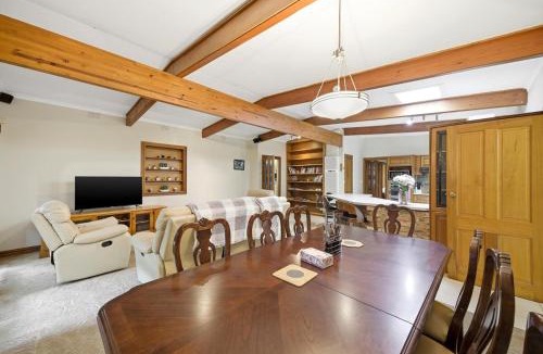 Clyde House | Huge 5 Bed Party House Pool, Renovated Tram, Bar
