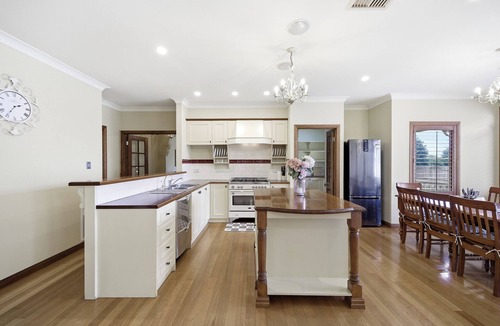 Clyde House | Huge Clyde Holiday Propery: 2 Houses/Bar/BBQ/Pool