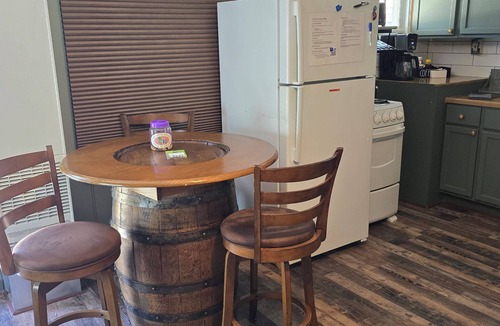 Geneva-on-the-Lake Cottage | "Hunter’s Hideout – A Rustic Cottage for Adventure & Relaxation"