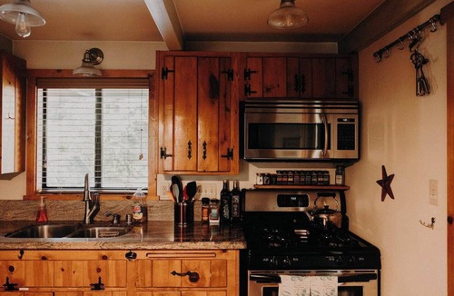 Idyllwild Cabin | Idyllbrook: Mission-style gem with a screened BrookHouse gazebo & EV charger.