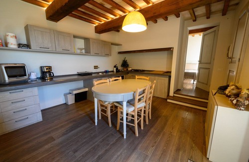Il Poggio Apartment | In Tuscan farmhouse forming part of a hamlet in S. Casciano dei Bagni