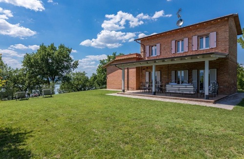 Binami Villa | Charming Entire Country House Lake View