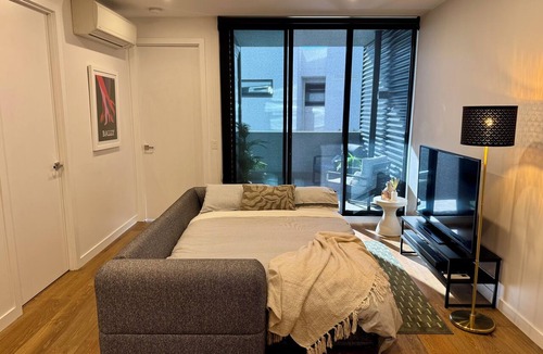 Ivanhoe Apartment | Ivanhoe Art Deco Style Apartment