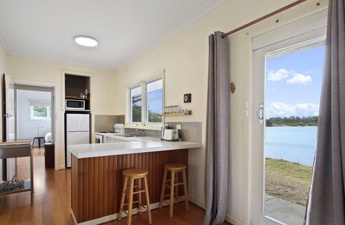 Lakes Entrance Hotel | Jetty Road on the Beach | Beachside Retreat