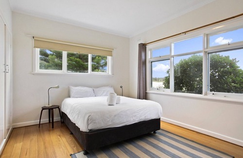 Lakes Entrance Hotel | Jetty Road on the Beach | Beachside Retreat