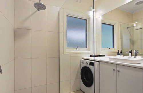 Lakes Entrance Hotel | Jetty Road on the Beach | Beachside Retreat
