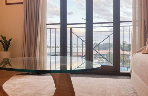 East Melbourne Apartment | Jolimont Views - Centrally located top floor apt overlooking MCG/Rod Laver