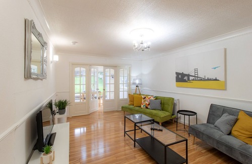 Cradley House | K Suites - Lovely 5-Bed Bungalow w/Garden View
