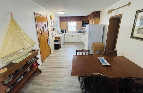 Lakeview Cottage | Kel and Babes lake cottage, just a short walk to the water, docks and boat ramp.