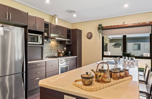Lake Crackenback Ski Chalet | Kickenback Chalet - 2BR Chalet l Gym l Indoor Pool l Tennis Court l WiFi l Air-Con