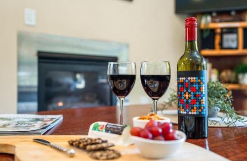 Lake Crackenback House | Kickenback Lodge - 3BR Lodge l Gym l Indoor Pool l Tennis l WiFi l Air-Con