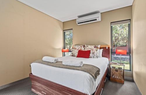 Lake Crackenback House | Kickenback Studio - Gym l Indoor Pool l Tennis l Air-Con l WiFi l BBQ