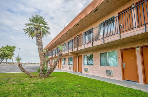Buttonwillow Apartment | King Bed Accessible Non-Smoking