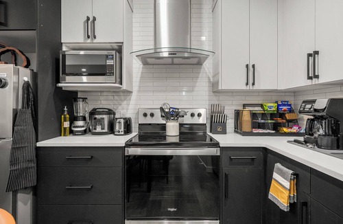 Southeast Calgary Apartment | King Bed, Full Kitchen, Self Check-In Free Parking, Family Dining, Washer Dryer