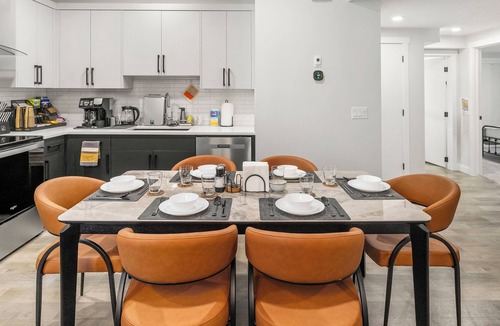 Southeast Calgary Apartment | King Bed, Full Kitchen, Self Check-In Free Parking, Family Dining, Washer Dryer